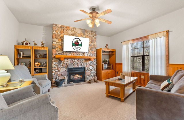 Walk-In 2BR Grand Mountain Cabin with Ozark Views | Sleeps 6