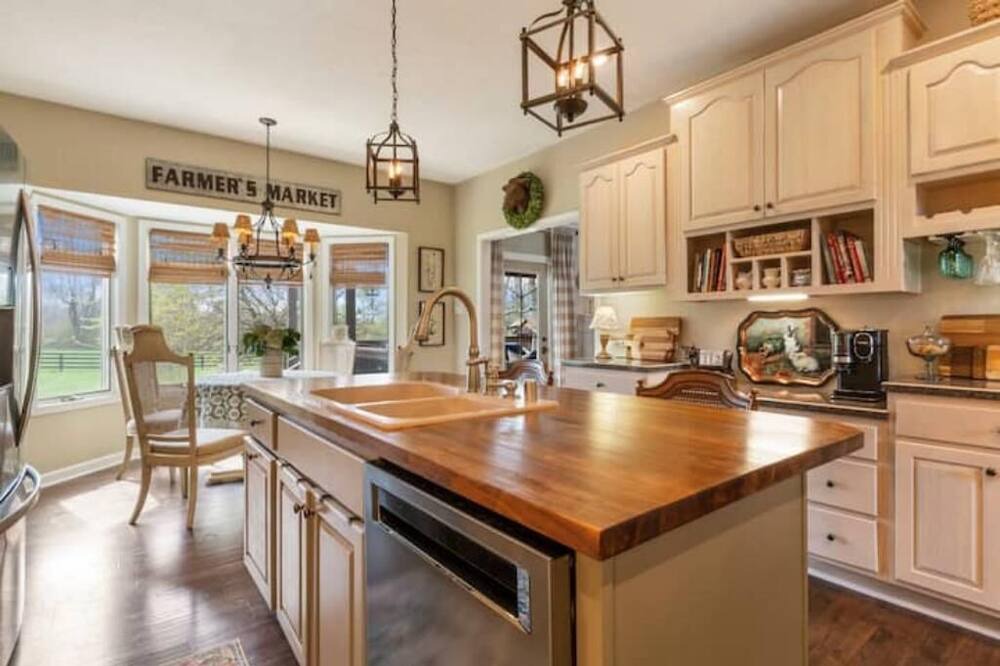 Buechel House | Welcome PGA Guests! Luxurious, Clean & Comfy! Playground for the kids, firepit