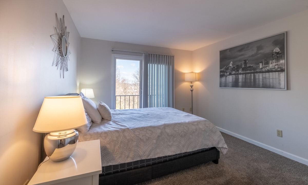 East Price Hill Apartment | 🌃Stylish & Comfy | 5⭐️Location, Views, Queen Beds🌌