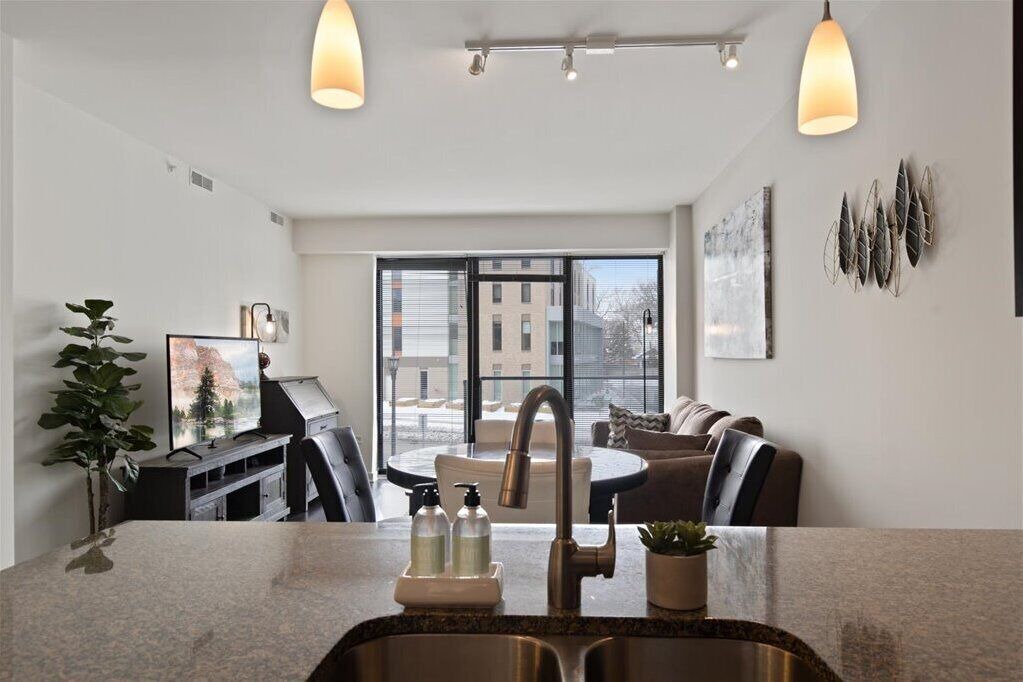 Evanston Apartment | "Joy of Evanston" 1BDR, KING EXEC Suite, pool+Gym