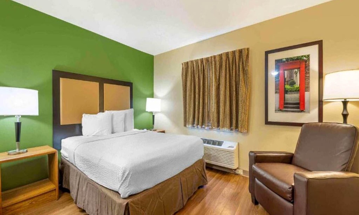 Indianapolis Apartment | 1 Queen Bed | Mobil Access Tub Ste Smk Ktchn
