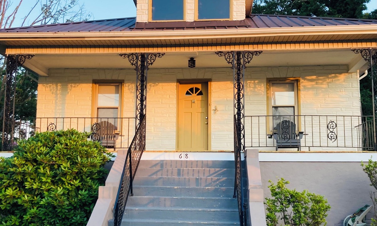 Martinsville House | The Humble House-2-bedroom, 2 Bath house in Uptown Martinsville