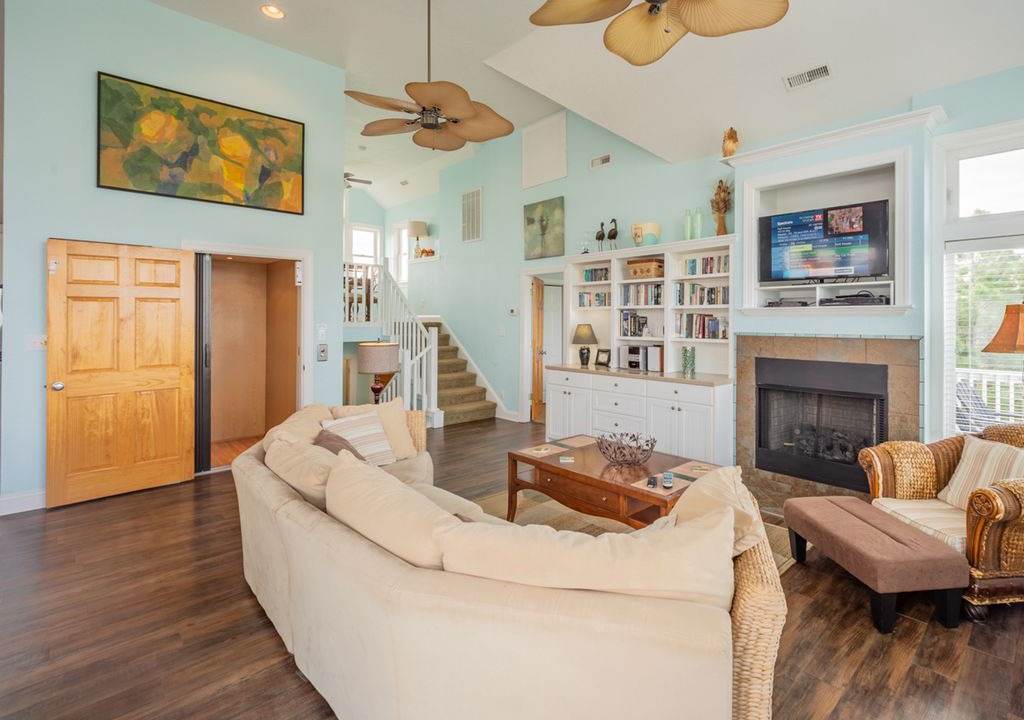 Photo of Livingroom in Wind Over Waves