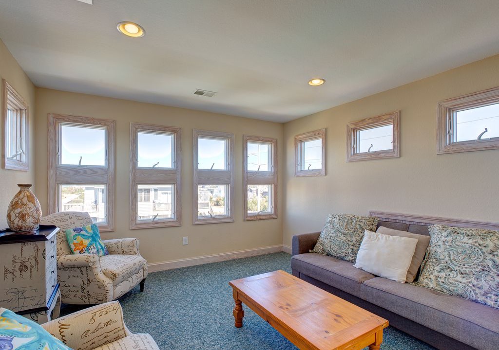 Photo of Livingroom in Wind Over Waves