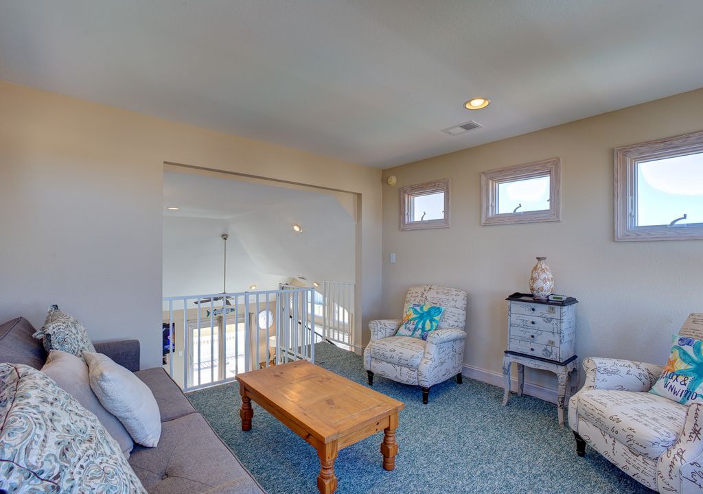 Photo of Livingroom in Wind Over Waves