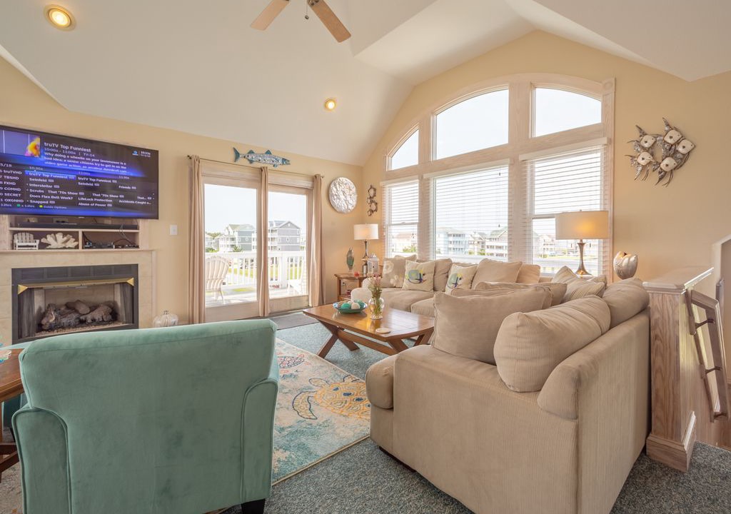 Photo of Livingroom in Wind Over Waves