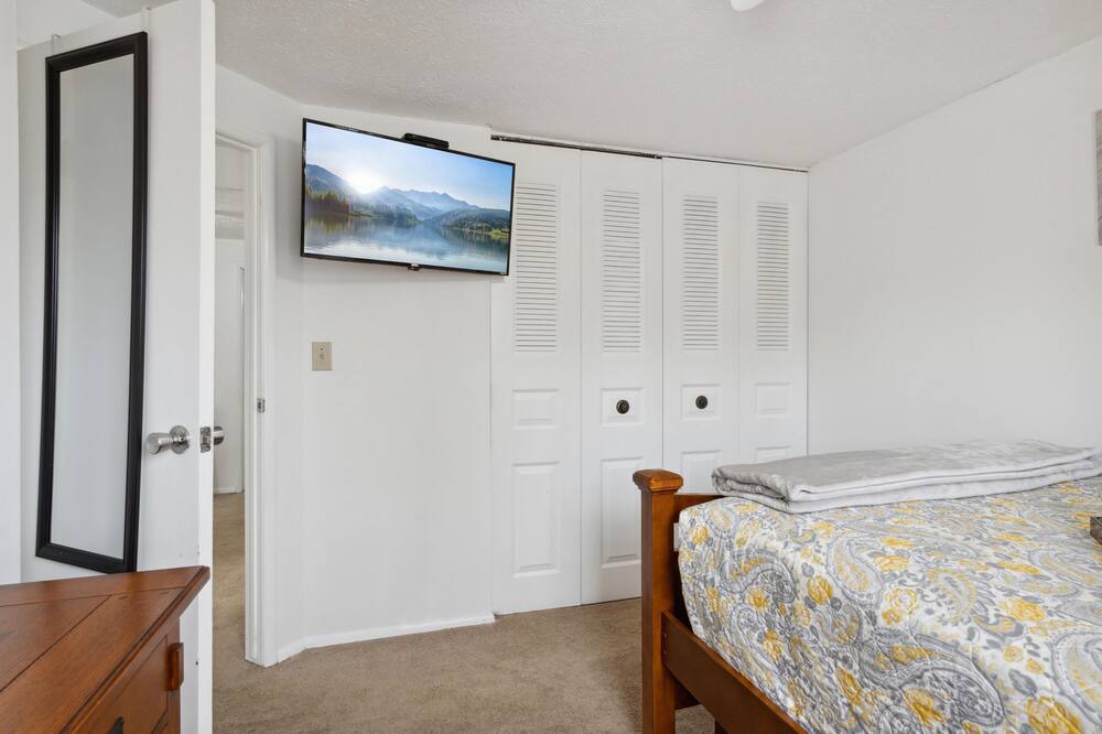 Photo of Bedroom in Coliseum Central