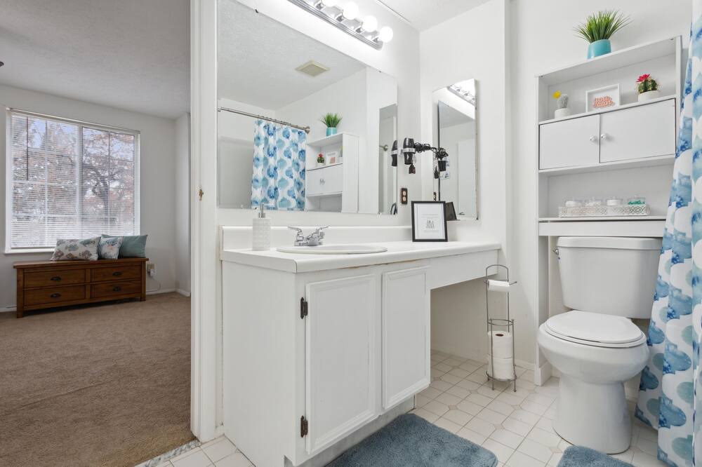 Photo of Bathroom in Coliseum Central