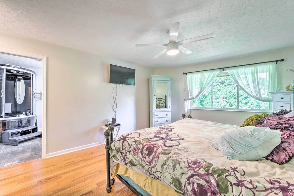 Photo of Bedroom in Hendersonville