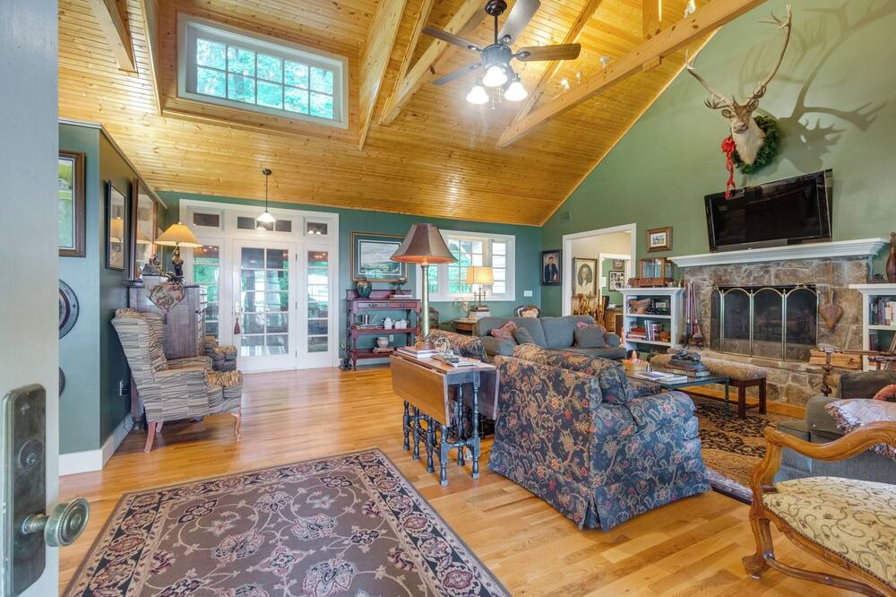 Photo of Livingroom in Pelham