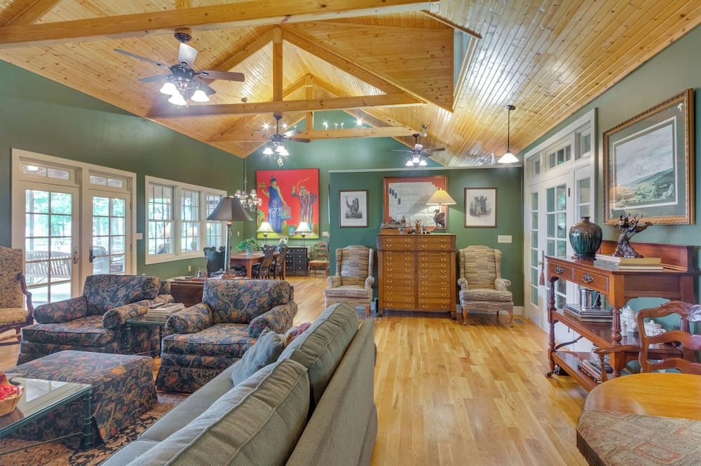 Photo of Livingroom in Pelham