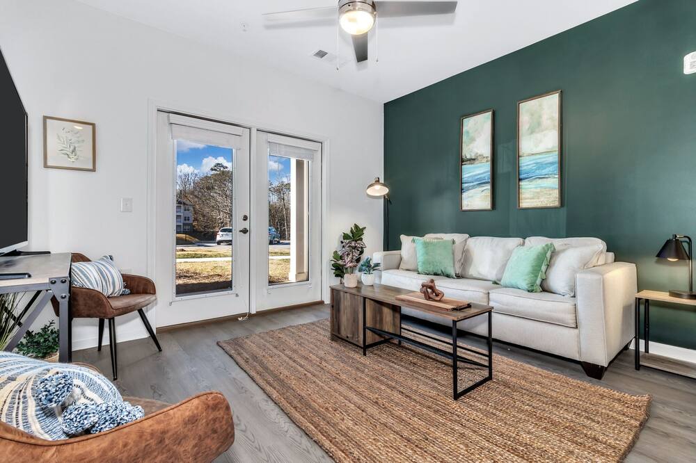 Photo of Livingroom in Avery Creek