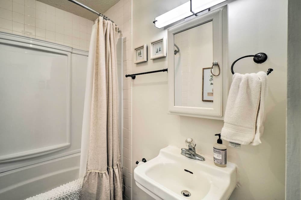 Photo of Bathroom in Byrdstown