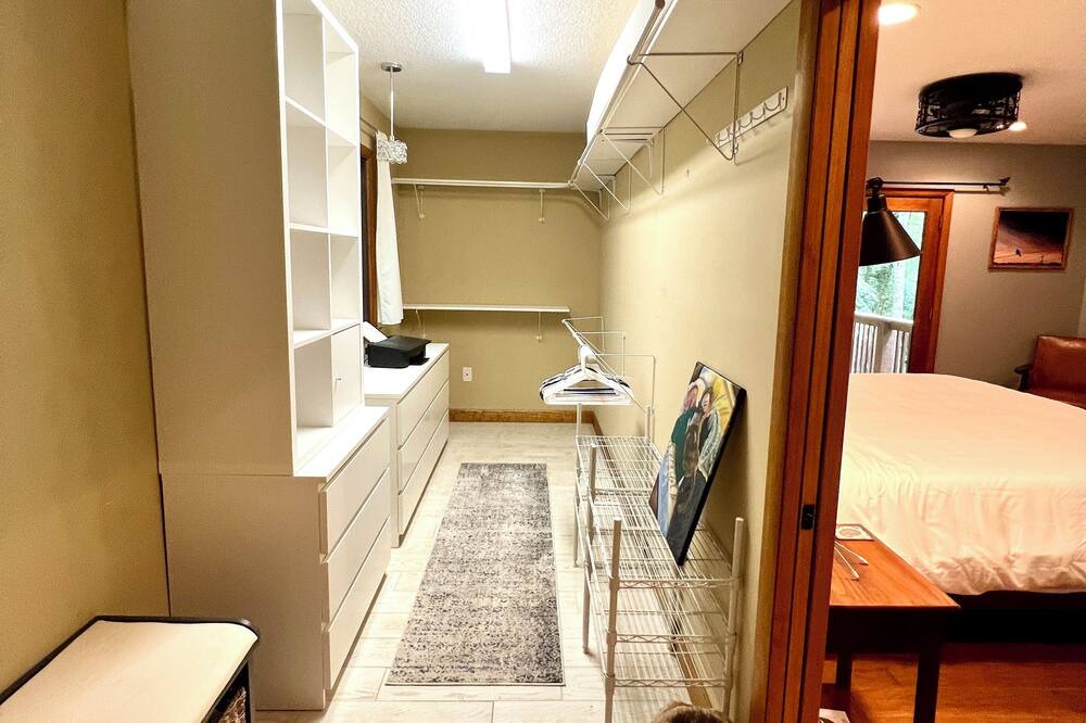 Photo of Bedroom in Avery Creek