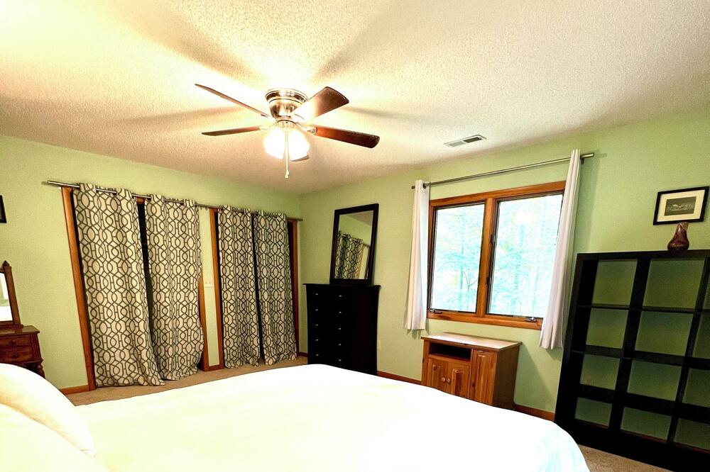 Photo of Bedroom in Avery Creek