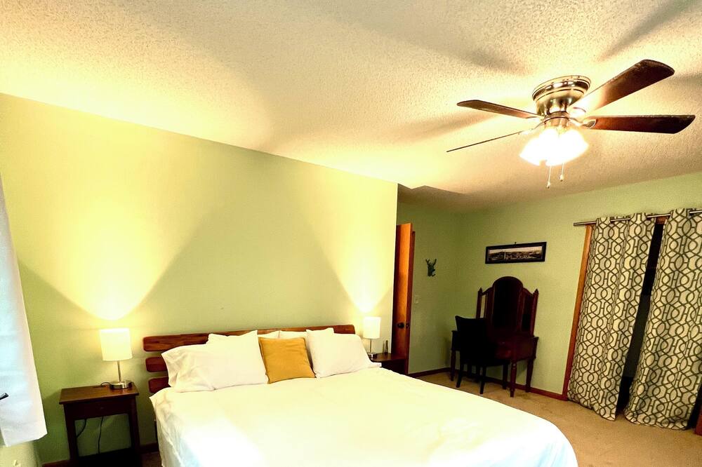 Photo of Bedroom in Avery Creek