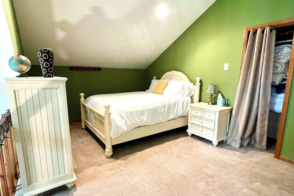 Photo of Bedroom in Avery Creek