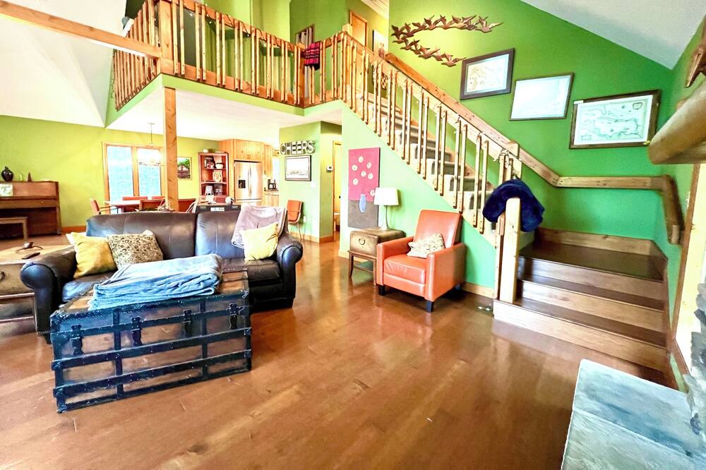 Photo of Livingroom in Avery Creek