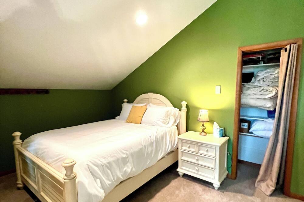Photo of Bedroom in Avery Creek
