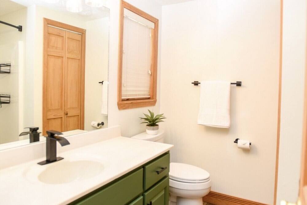 Photo of Bathroom in Flat Hollow Marina