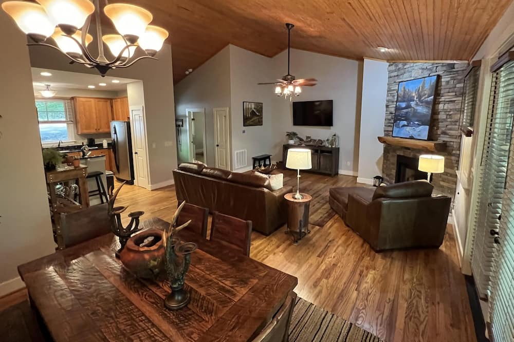 Photo of Livingroom in Bear Lake Reserve