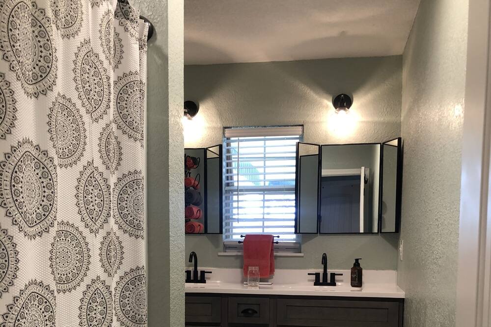 Photo of Bathroom in La Follette