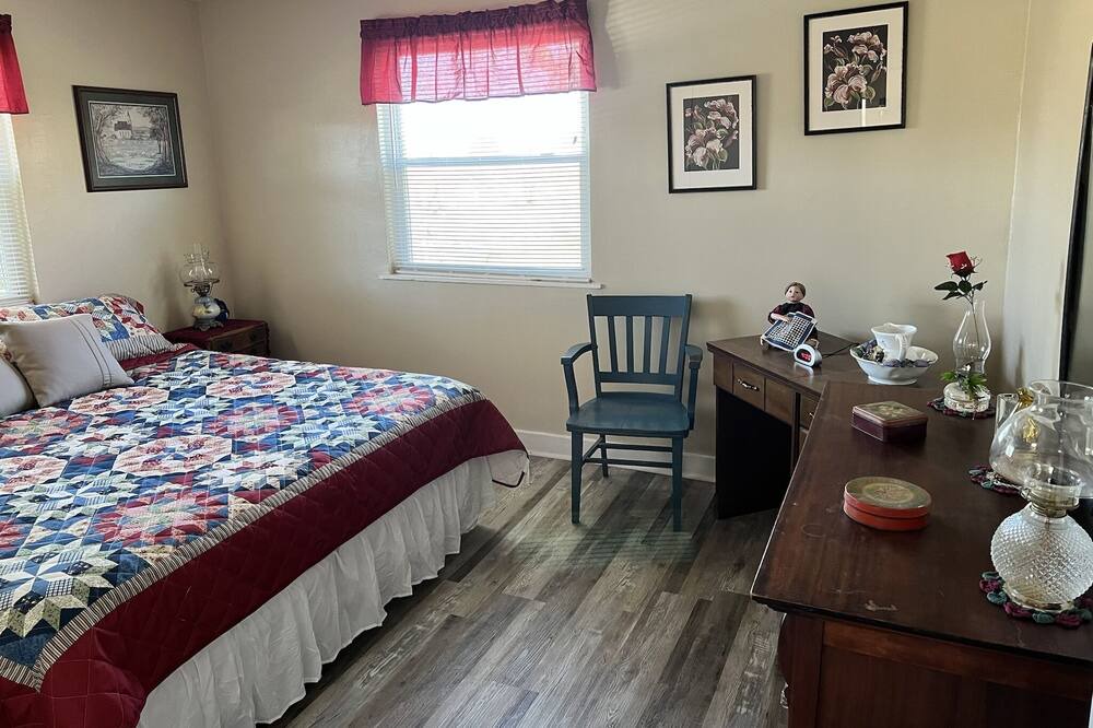 Photo of Bedroom in La Follette