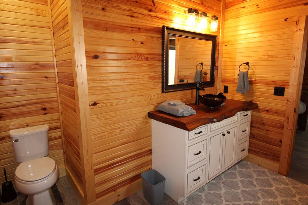 Photo of Bathroom in Leitchfield