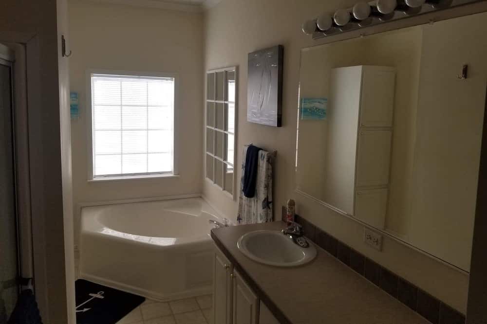 Photo of Bathroom in Beaufort