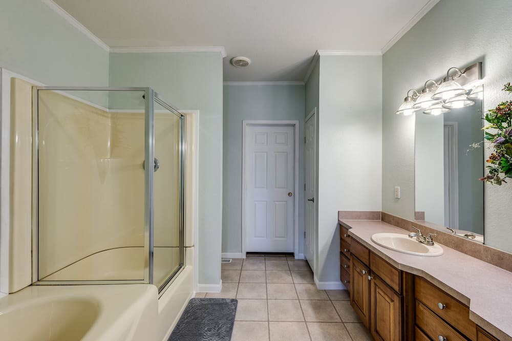 Photo of Bathroom in Allons