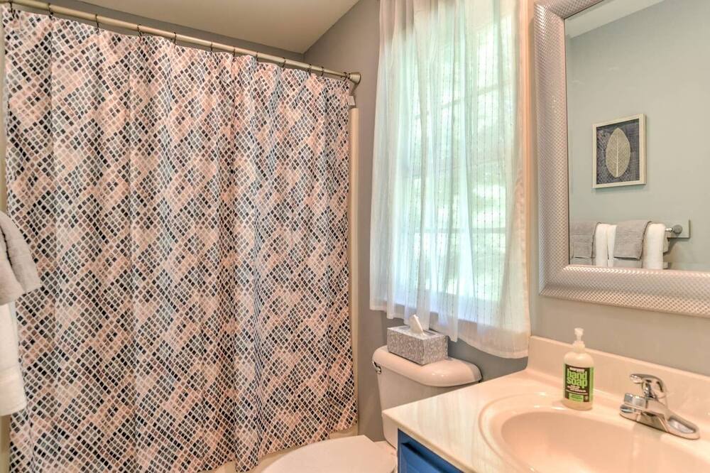 Photo of Bathroom in Royal Pines