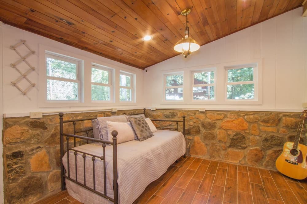 Photo of Bedroom in Rocky Bottom