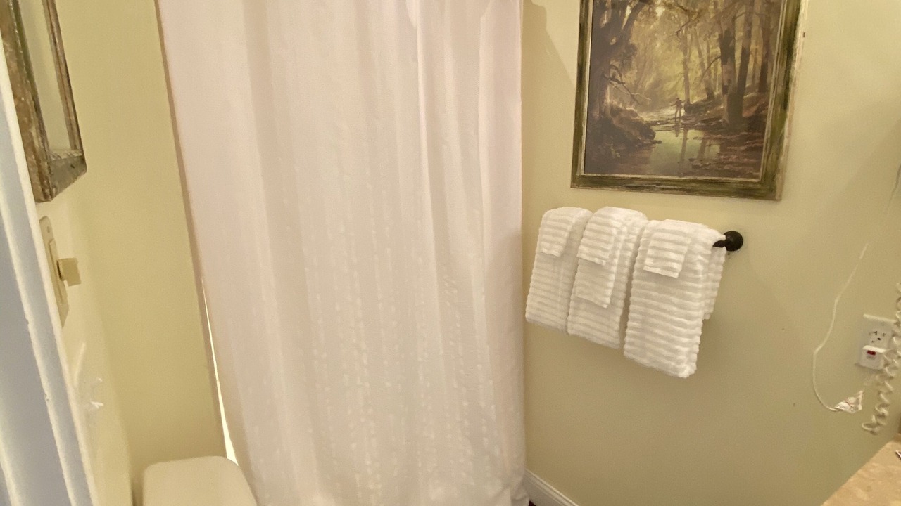 Photo of Bathroom in Leitchfield