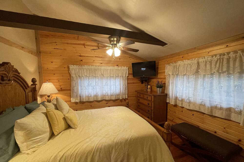 Photo of Bedroom in Royal Pines