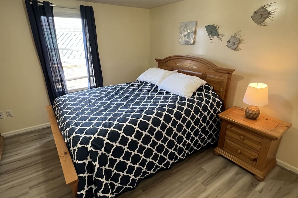 Photo of Bedroom in Flat Hollow Marina