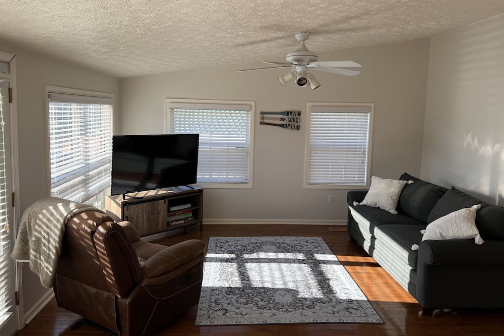 Photo of Livingroom in Flat Hollow Marina