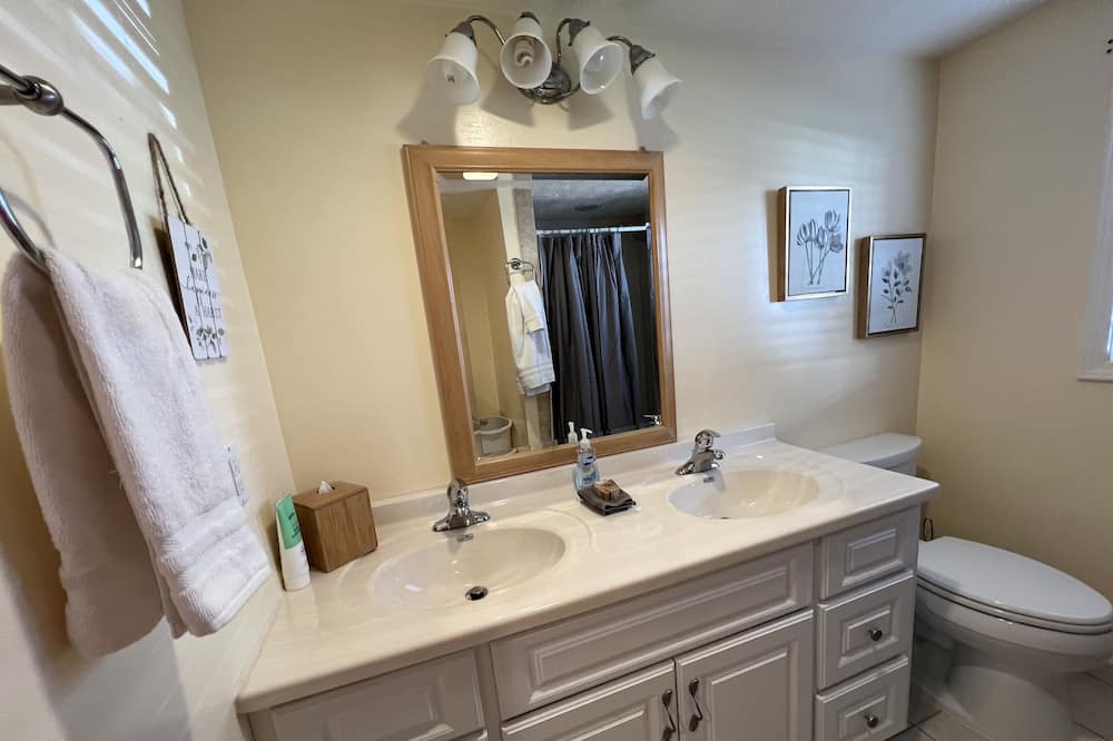 Photo of Bathroom in Flat Hollow Marina