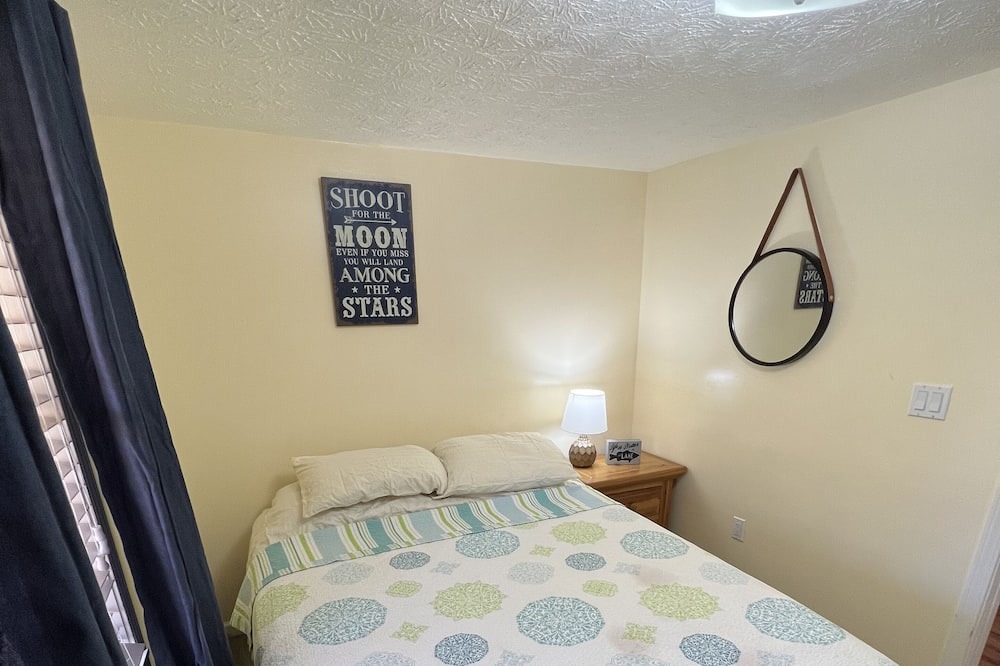 Photo of Bedroom in Flat Hollow Marina