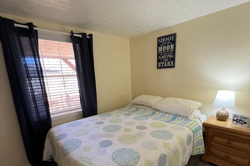Photo of Bedroom in Flat Hollow Marina
