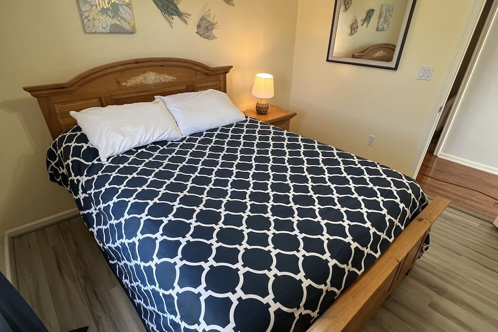 Photo of Bedroom in Flat Hollow Marina