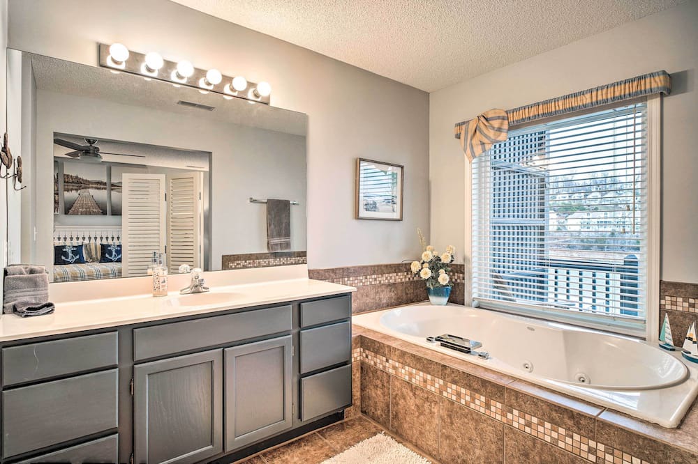 Photo of Bathroom in La Follette