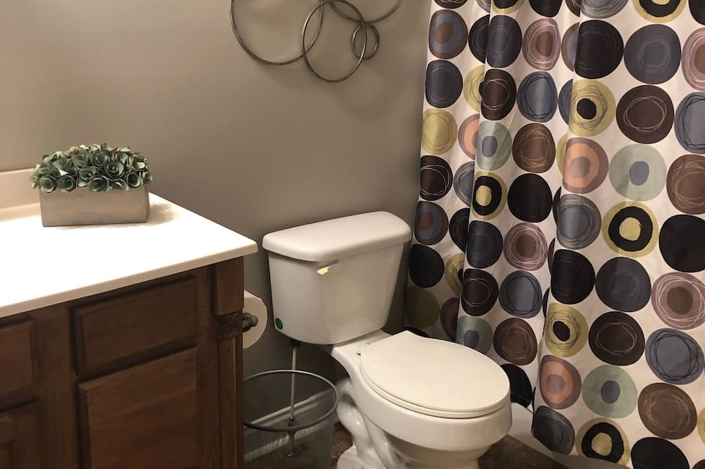 Photo of Bathroom in Leitchfield
