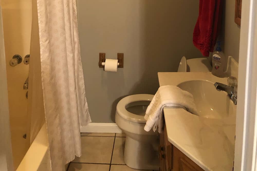 Photo of Bathroom in Leitchfield