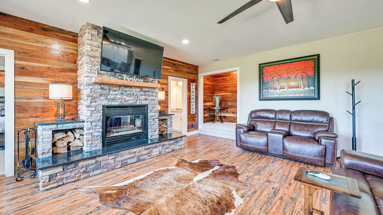 Photo of Livingroom in Falls of Rough
