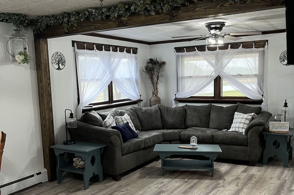 Photo of Livingroom in Yale