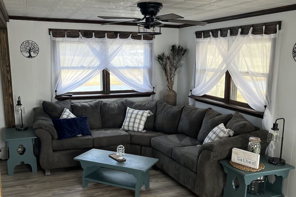 Photo of Livingroom in Yale