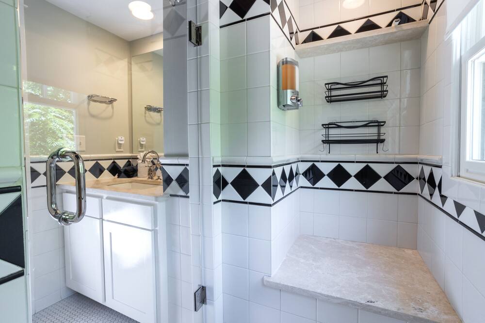 Photo of Bathroom in Arden
