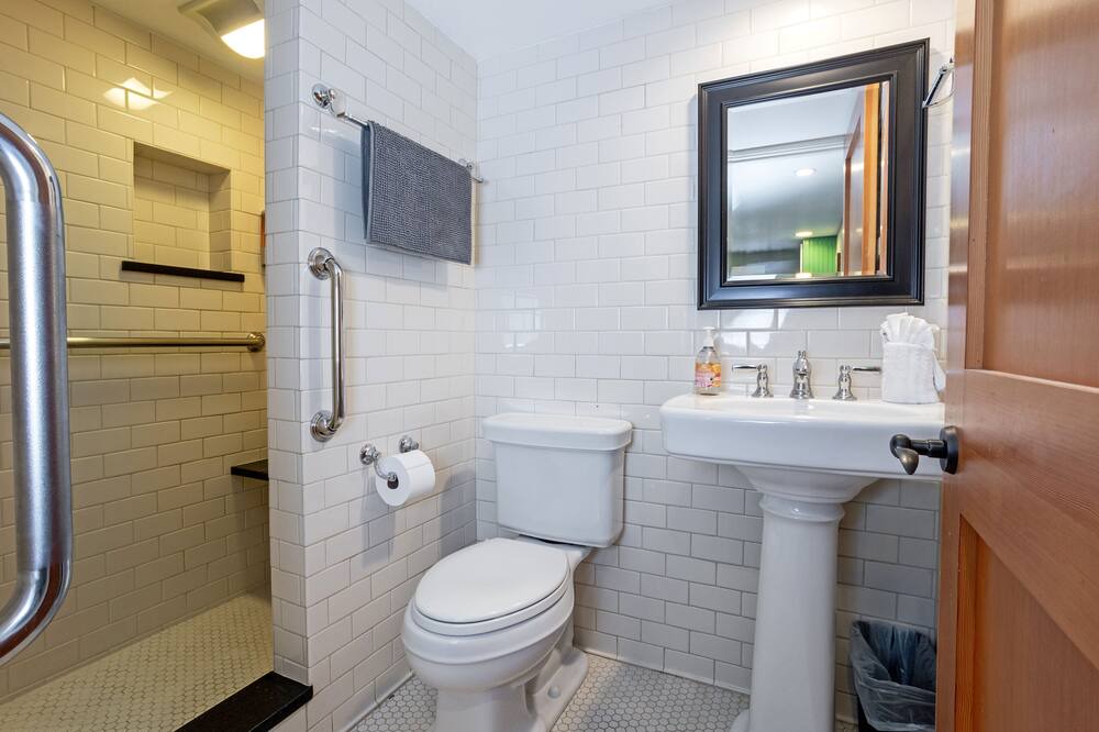 Photo of Bathroom in Arden