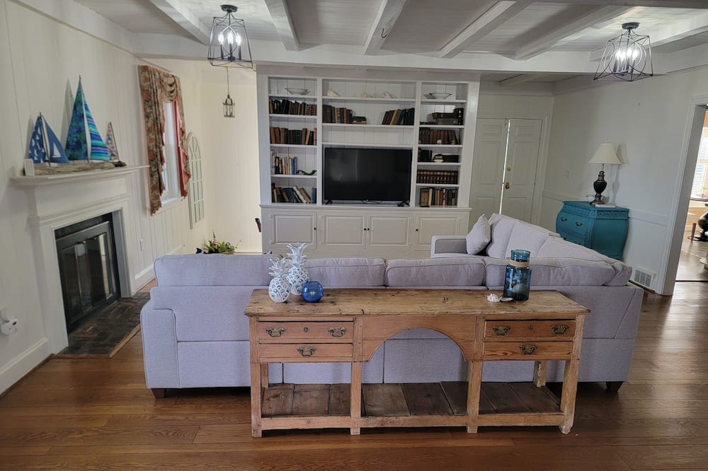 Photo of Livingroom in Millers Tavern