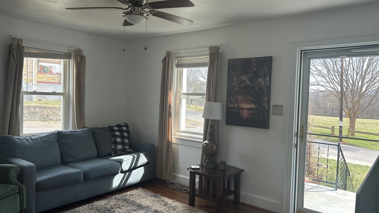 Photo of Livingroom in Burnt Chimney